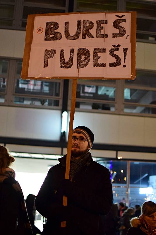 Tisíce lidí protestovali na náměstí Svobody v Brně proti takzvané mlátičce Zdeňkovi Ondráčkovi.