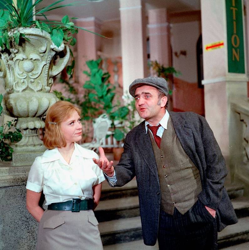 Jako trafikant Soumar s dcerou (Jaroslava Obermaierová) v seriálu Byl jednou jeden dům (1974)