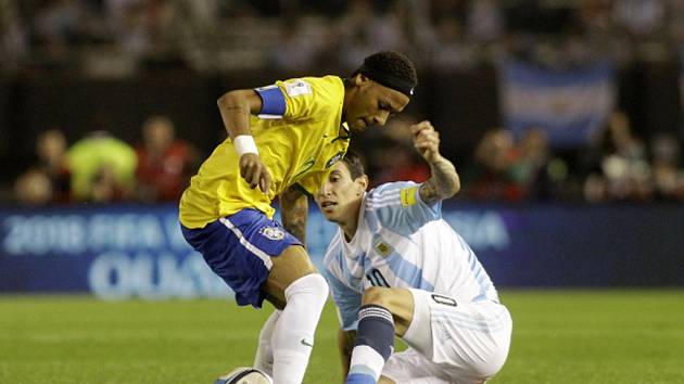 Neymar z Brazílie (vlevo) a Ángel Di María z Argentiny.