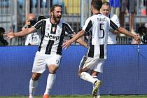 Fotbalisté Juventusu Gonzalo Higuaín (vlevo) a Miralem Pjanič se radují z gólu.