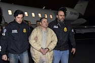 Mexický narkobaron Joaquín Guzmán (přezdívaný El Chapo) v doprovodu agentů amerických bezpečnostních složek na letišti v New Yorku