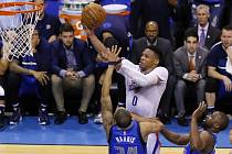 Russell Westbrook z Oklahomy (uprostřed) se prosazuje proti Dallasu.