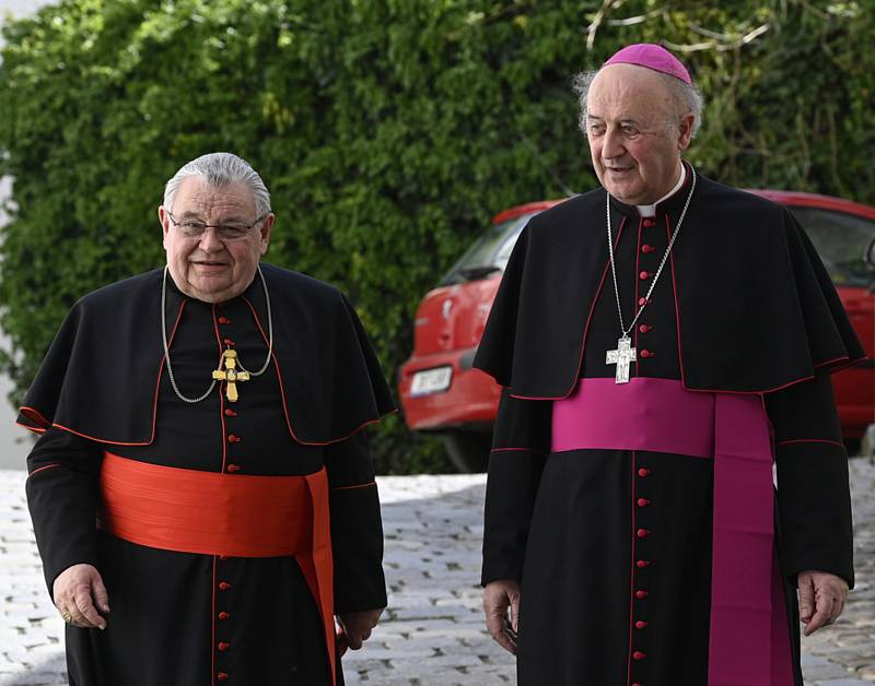 Pražský arcibiskup Dominik Duka (vlevo) a jeho nástupce, dosavadní olomoucký arcibiskup Jan Graubner na tiskové konferenci v Arcibiskupském paláci, 13. května 2022