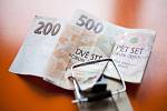 Bankovky, peníze, české koruny, finanční past, dluhy - ilustrační foto