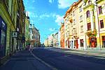 Nádražní ulice. Pohledy upoutají honosné vily a nájemní domy z devatenáctého a dvacátého století, které možná víc než někdejší doly vzkazují: Ostrava byla v té době hodně bohatá. Dnes patří do městské památkové zóny Moravská Ostrava.