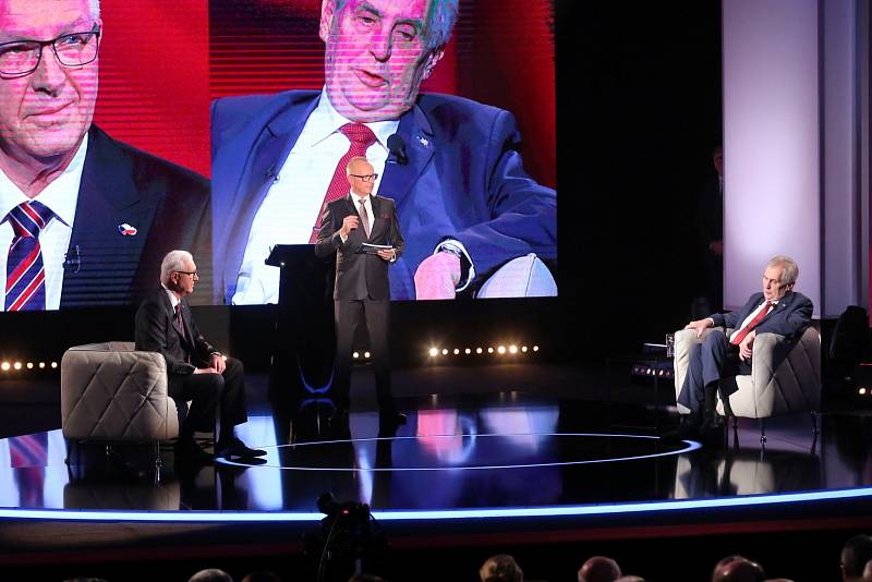 Prezidentští kandidáti Miloš Zeman a Jiří Drahoš se setkali 23. ledna v Praze k první televizní debatě před druhým kolem prezidentských voleb.