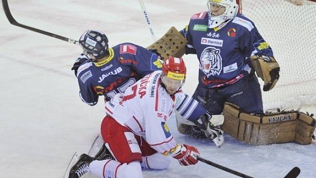 Dohrávka 20. kola hokejové extraligy Bílí Tygři Liberec - HC Oceláři Třinec. Liberecký brankář Marek Pinc, jeho spoluhráč Lukáš Derner a Martin Růžička z Třince.