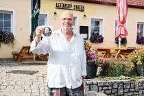 Letovský statek od šéfa dostal samolepku se dvěma hvězdičkami. Nejvíc v této řadě Ano, šéfe!.