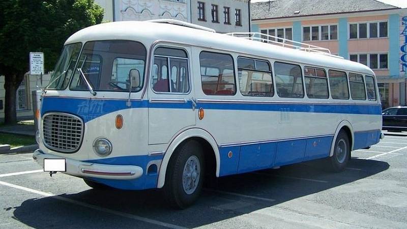 Škoda 706 RTO. Autobus od vysokomýtské Karosy jste zřejmě nečekali. Na takzvaný „knedlík“ si určitě vzpomenou hlavně pamětníci, cestující vozil už od konce 50. let až do roku 1972. 