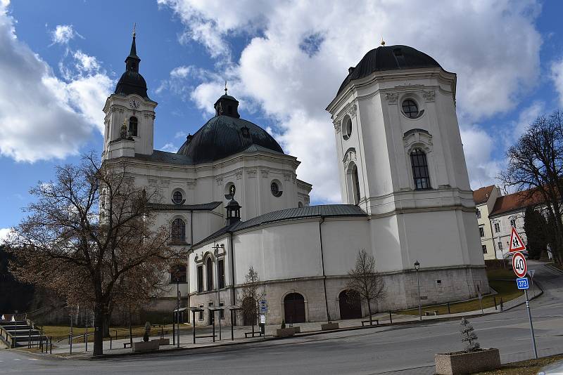 Symbolických třiatřicet. A každý nese jméno některého ze světců. Tolik zvonů má unikátní křtinská zvonohra v kostele Jména Panny Marie.