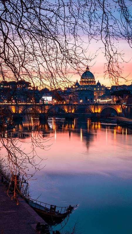 Vatikán je se svými 0,44 kilometry čtverečními nejmenším státem světa. Nachází se v samotném srdci Říma.