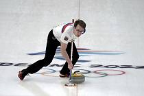 Tomáš Paul v úvodním utkání olympijského turnaje smíšených dvojic v curlingu.