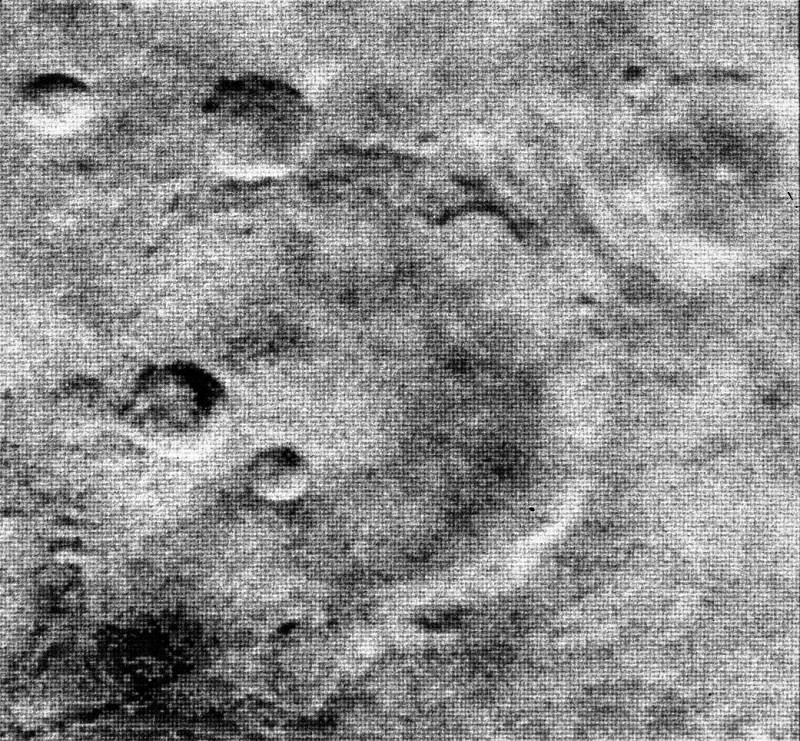 První snímky Marsu, které lidstvo získalo v roce 1964, byly černobílé a zrnité.