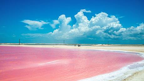 Důvod vzniku růžových jezer u Mexického zálivu je velmi prozaický: Těží se z nich sůl