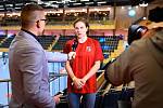 Zápas florbalistek na MS navštívila úspěšná rychlobruslařka a nyní hokejistka Karolína Erbanová.