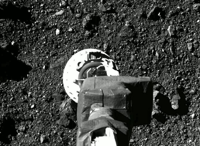 Sonda Osiris-Rex dosedá na vzdálený asteroid Bennu, aby z něj odebrala vzorky k pozemskému výzkumu