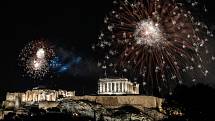Novoroční ohňostroj nad Akropolí v řeckých Athénách