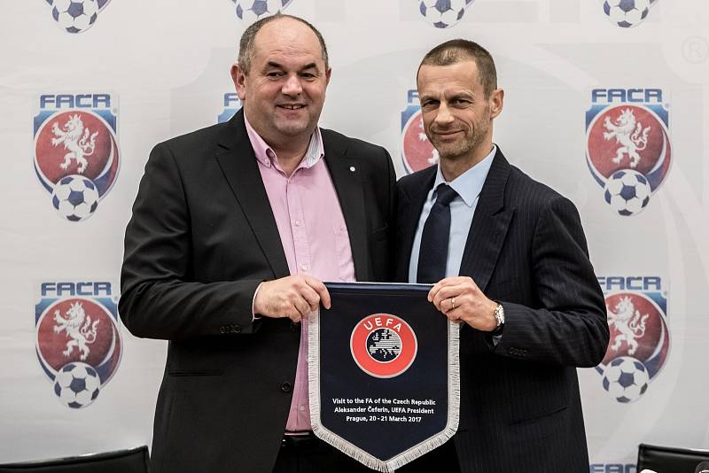 2017: Miroslav Pelta. Na jaře se fotil s Aleksanderem Čeferinem, šéfem UEFA. Pak šéf FAČRu skončil za mřížemi. A letos byl i (nepravomocně) odsouzen.