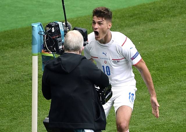 Patrik Schick jásá po svém prvním gólu do sítě Skotska.