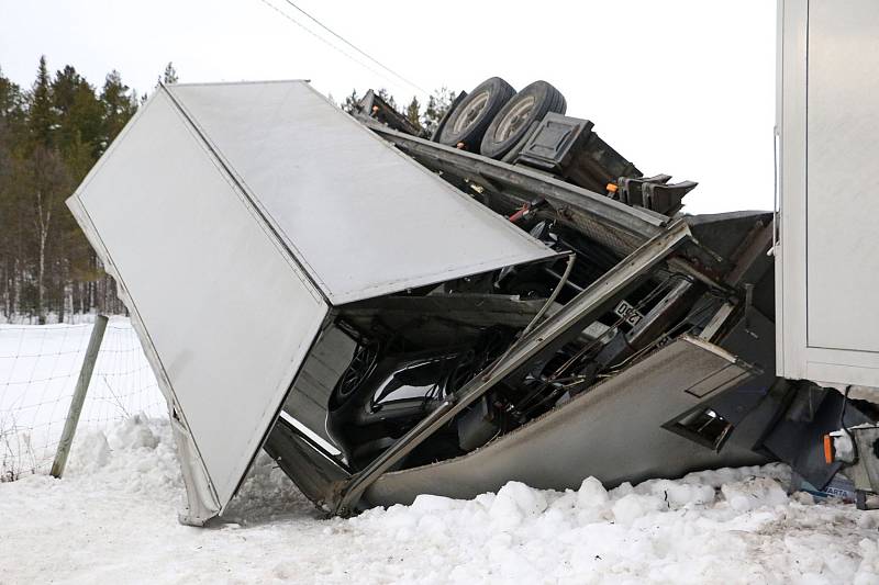 Převrácený přívěs vezoucí nové Porsche.