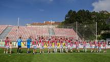 Fotbalové utkání bývalých hráčů FK Viktoria Žižkov a SK Slavia Praha k výročí 115. narozenin klubu Viktorie Žižkov 29. července v Praze. Hráči Žižkova při závěrečné děkovačce.