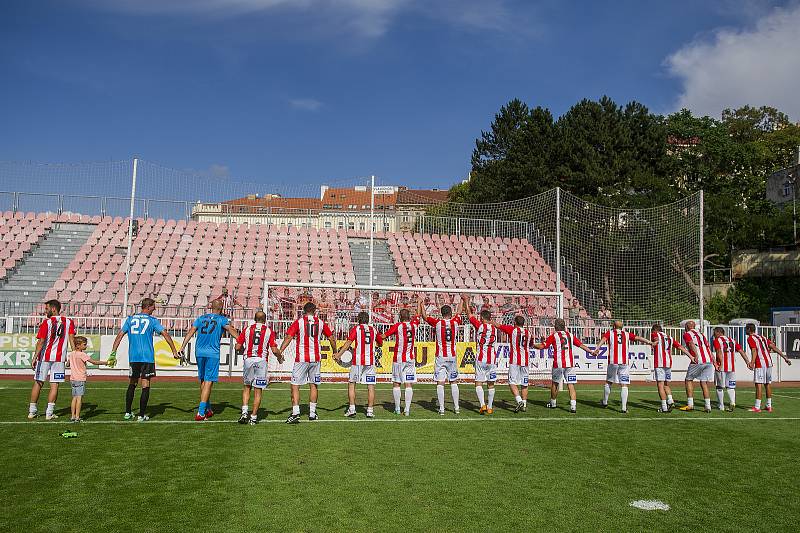 Fotbalové utkání bývalých hráčů FK Viktoria Žižkov a SK Slavia Praha k výročí 115. narozenin klubu Viktorie Žižkov 29. července v Praze. Hráči Žižkova při závěrečné děkovačce.