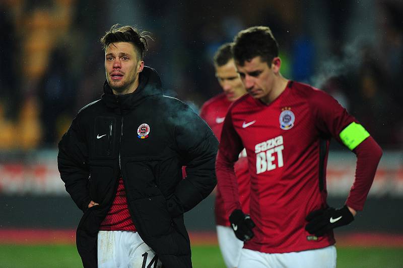 Fotbalové utkání HET ligy mezi celky AC Sparta Praha a SK Slavia Praha 17. března v Praze. Václav Kadlec brečí po remíze. Vedle něj vpravo Ondřej Zahustel.