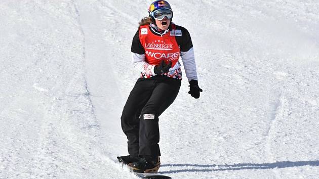 Snowboardcrossařka Eva Samková vyhrála na budoucí olympijské trati v čínském Secret Garden úvodní závod nového ročníku Světového poháru.