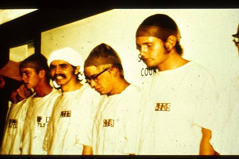 Nástup vězňů při Stanfordském vězeňském experimentu, který vedl psycholog Philip Zimbardo.