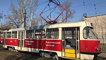 České tramvaje, které Praha věnovala ukrajinskému Mariupolu, před válkou.