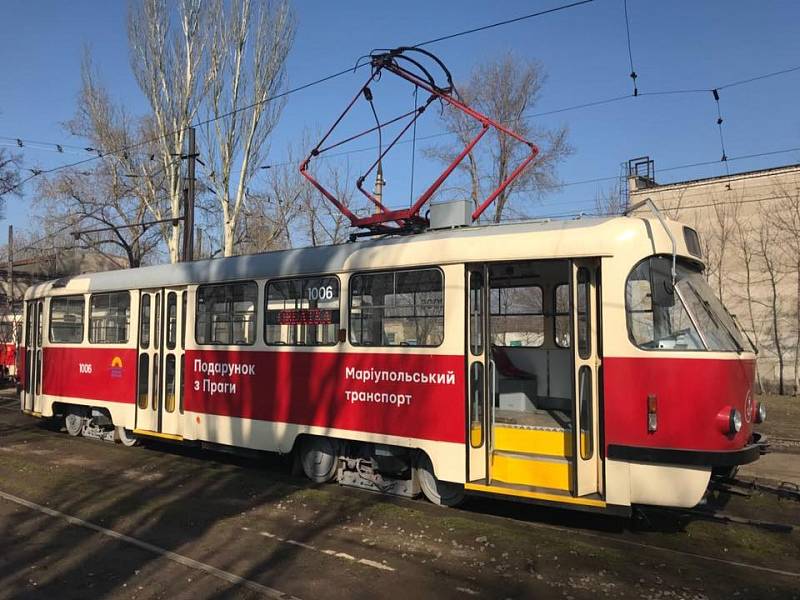 České tramvaje, které Praha věnovala ukrajinskému Mariupolu, před válkou.