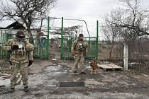 Ukrajinští vojáci hlídkující na kontrolním stanovišti u linie dotyku s proruskými separatisty