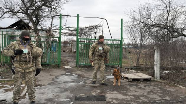 Ukrajinští vojáci hlídkující na kontrolním stanovišti u linie dotyku s proruskými separatisty.