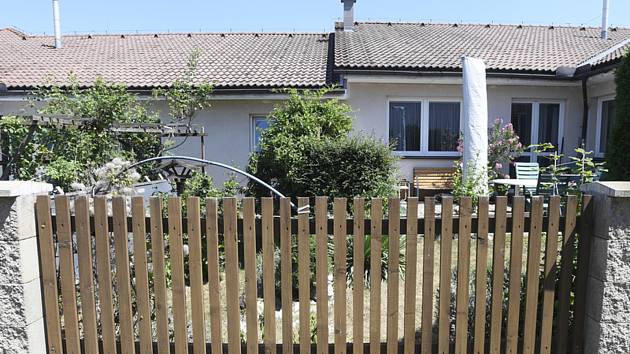 Jeden z domů v Horoměřicích (na snímku z 24. července 2018), který si bývalí klienti zkrachovalé společnosti H-System dostavěli svépomocí