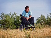 Václav Uher spadl v roce 2001 ze stromu a poranil si krční páteř. Od té doby je odkázán na invalidní vozík. 
