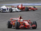Felipe Massa na Ferrari si jede pro vítězství ve VC Bahrajnu, v pozadí bojují Räikkönen s Kubicou.