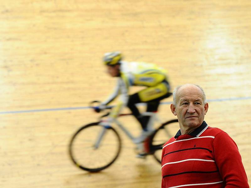 Legendární cyklistický trenér Pavel Vršecký musel kvůli Kreuzigerovi zrušit zaměstnancům haly dovolené.