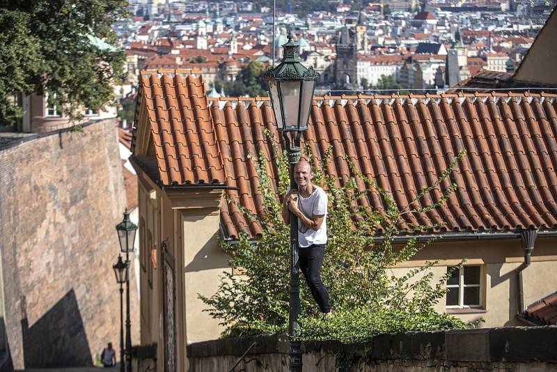 Dalibor Gondík: Běhám teprve deset let. Do čtyřiceti jsem uběhl celkově tak 250 metrů. Nenáviděl jsem to. Takže teď v padesáti to ještě držím na těch dvanácti kilometrech za hodinu. Uvidíme co dál.