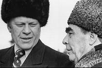 Americký prezident Gerald Ford (vlevo) a sovětský vůdce Leonid Brežněv při setkání v roce 1974.