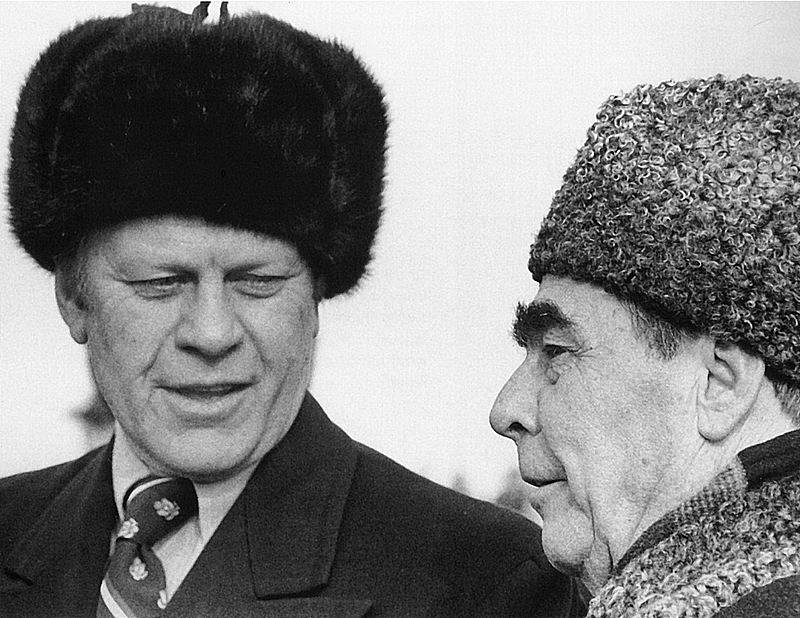 Americký prezident Gerald Ford a sovětský vůdce Leonid Brežněv při setkání v roce 1974.