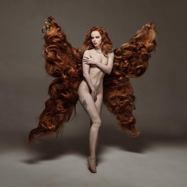 Teplická kadeřnice Jana Burdová udělala pro charitativní kalendář z herečky Anny Kameníkové motýla s křídly z lidských vlasů.