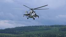 Vrtulník Mi-24 při ukázce pilotáže.