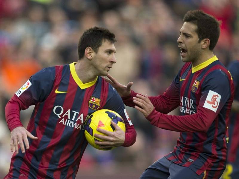 Lionel Messi (vlevo) a Jordi Alba mají o čem přemýšlet: fotbalová Barcelona doma po 25 výhrách v řadě padla.