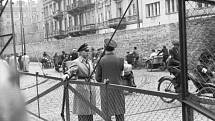"Židovská policie" hlídá vstup do varšavského ghetta, červen 1942