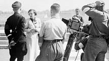 Režisérka Leni Riefenstahlová ve společnosti nacistického pohlavára Heinricha Himmlera při natáčení dokumentu o sjezdu NSDAP v Norimberku v roce 1934