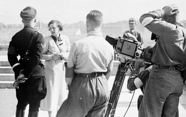Režisérka Leni Riefenstahlová ve společnosti nacistického pohlavára Heinricha Himmlera při natáčení dokumentu o sjezdu NSDAP v Norimberku v roce 1934