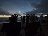Lidé na pobřeží Austrálie sledují zatmění slunce