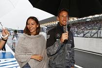 Jenson Button s manželkou Jessicou Michibataovou.