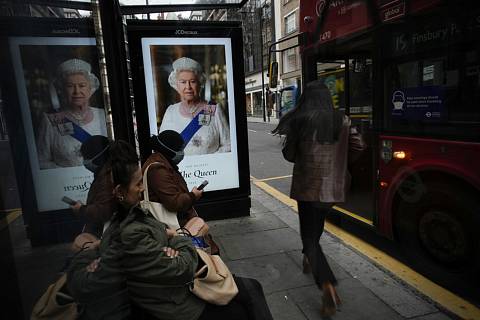 Portrét britské královny Alžběty II. na autobusové zastávce v Londýně