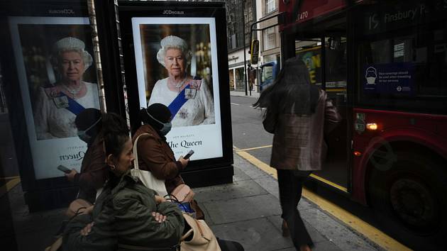 Portrét britské královny Alžběty II. na autobusové zastávce v Londýně